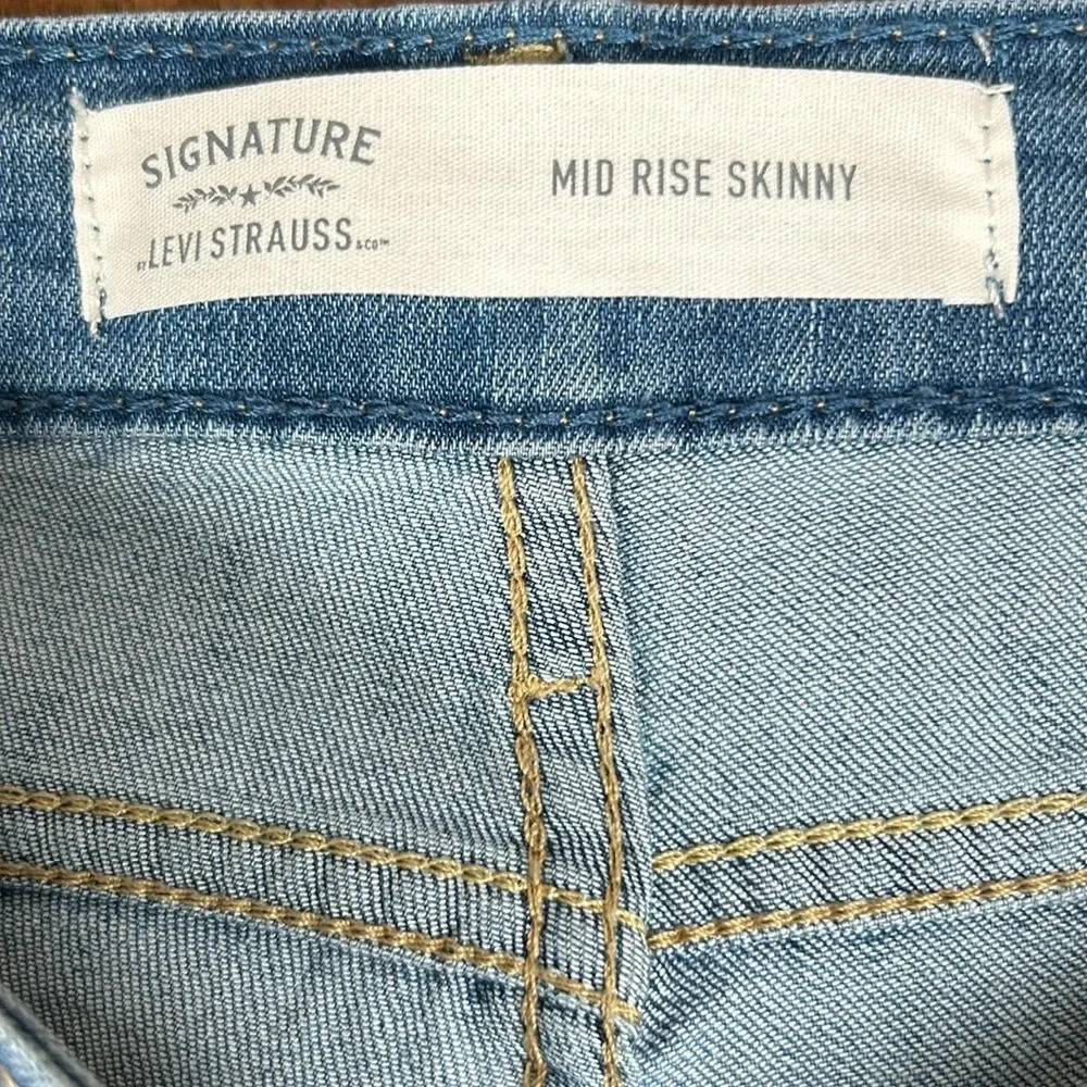 Levis Signature Mid Rise Skinny Womens Jeans 6M  W28/L30  Blue Stretch Med Wash - Picture 7 of 8